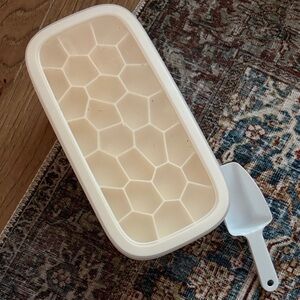 Cream Honeycomb Ice Cube Tray with Scoop